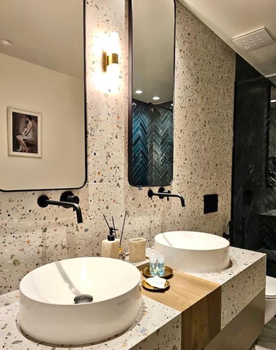 Novi'S Luxury Apartment 2 จีโรคาสเตอร์ ภายนอก รูปภาพ