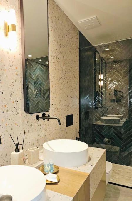 Novi'S Luxury Apartment 2 จีโรคาสเตอร์ ภายนอก รูปภาพ